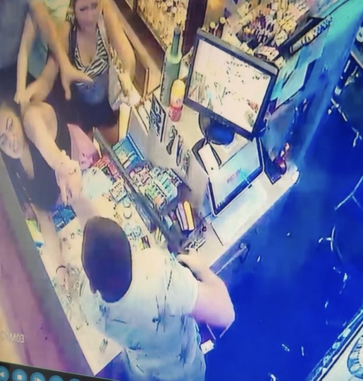 İçki alamayan sarhoş kadın tekel bayisini birbirine kattı