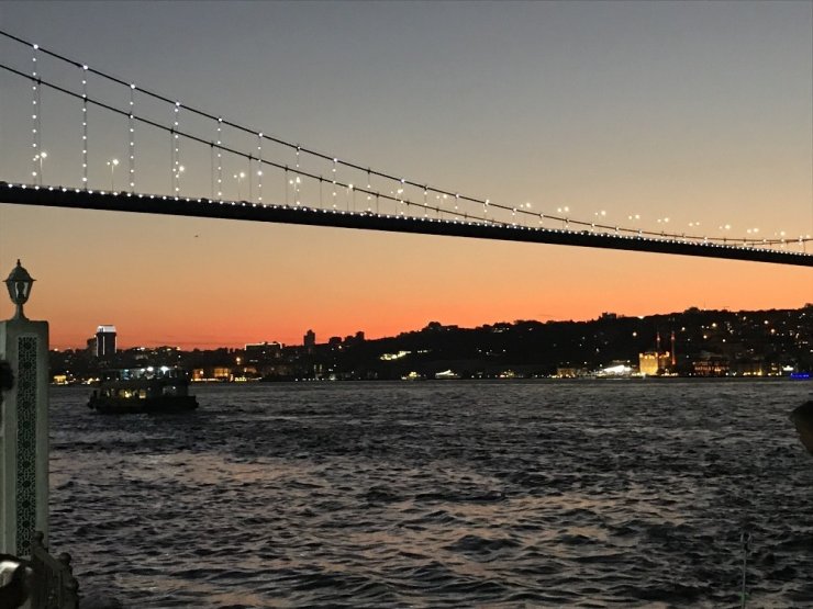 İstanbul’da akşam saatlerinde gökyüzü kızıla büründü
