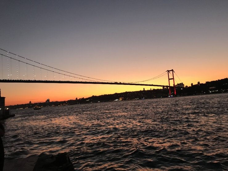 İstanbul’da akşam saatlerinde gökyüzü kızıla büründü