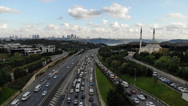 İstanbul’da tatil dönüşü trafik havadan görüntülendi