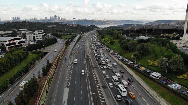 İstanbul’da tatil dönüşü trafik havadan görüntülendi