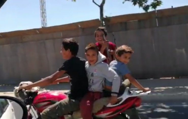 İstanbul trafiğinde motosiklette 4 çocuk yürekleri ağza getirdi