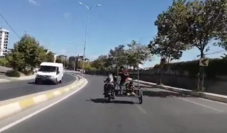 İstanbul trafiğinde motosiklette 4 çocuk yürekleri ağza getirdi