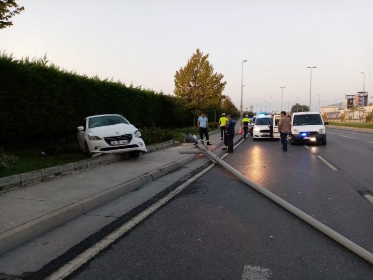 Elektrik Direğe Çarpan Sürücü Hayatını Kaybetti