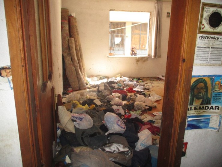 Karı Kocanın Yaşadığı Evden Tonlarca Çöp Çıktı