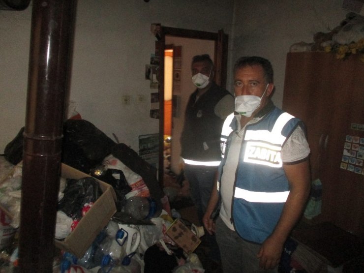 Karı Kocanın Yaşadığı Evden Tonlarca Çöp Çıktı