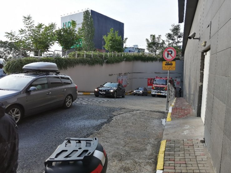 Ataşehir’de alışveriş merkezinde yangın paniği
