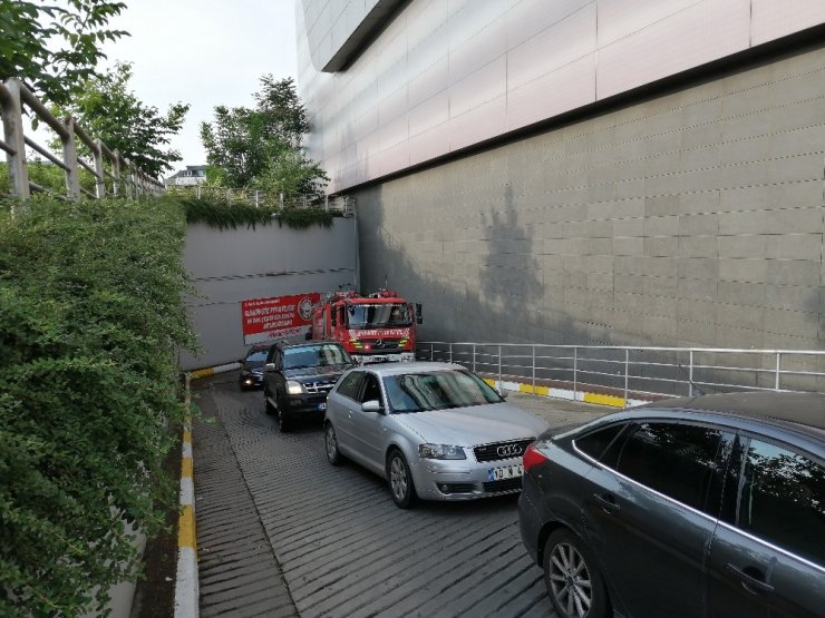 Ataşehir’de alışveriş merkezinde yangın paniği