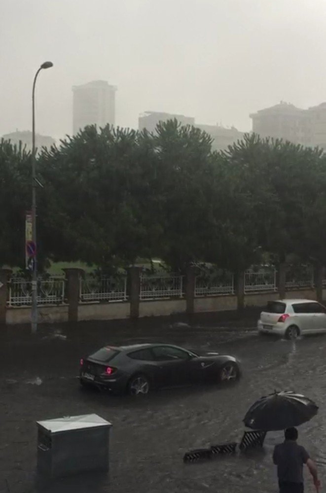 Caddebostan’da milyon liralık Ferrari su birikintisinde böyle mahsur kaldı