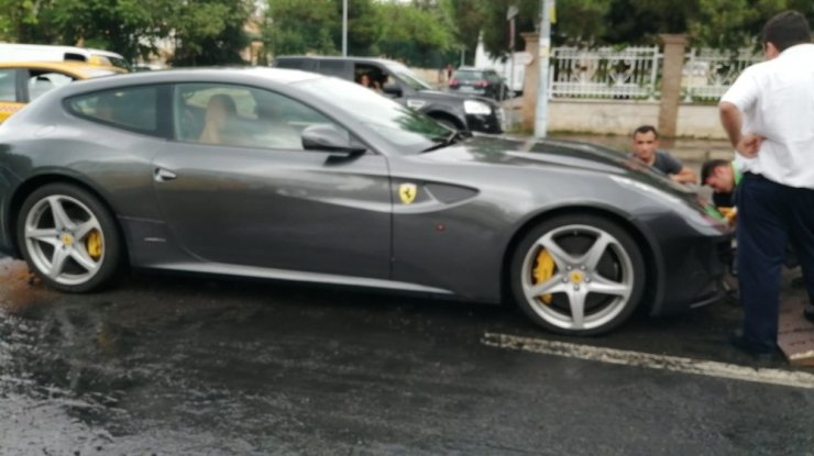 Caddebostan’da milyon liralık Ferrari su birikintisinde böyle mahsur kaldı