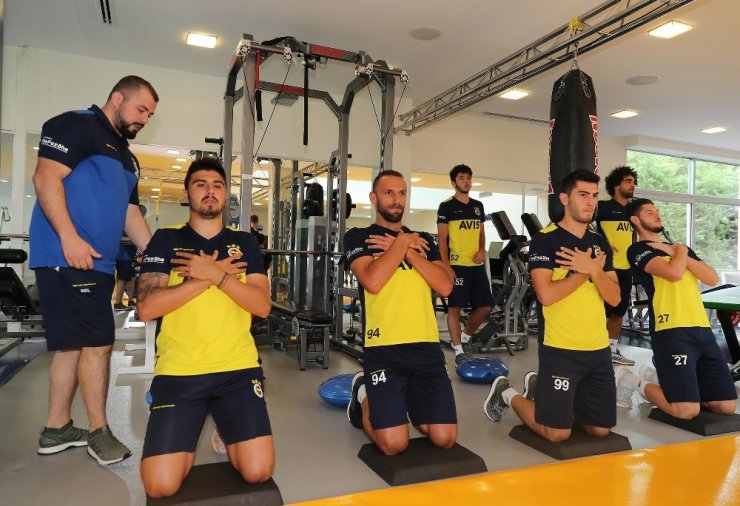 Fenerbahçe önce salonda, sonra sahada çalıştı