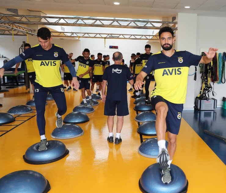 Fenerbahçe önce salonda, sonra sahada çalıştı