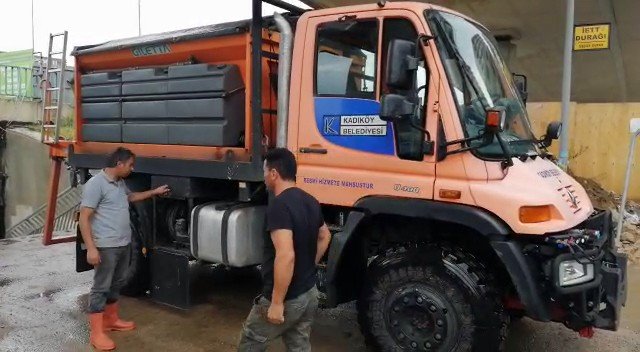 Fikirtepe’de metrobüs alt geçidinde su baskını