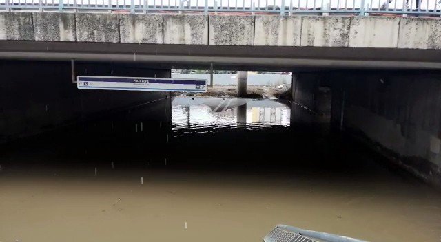 Fikirtepe’de metrobüs alt geçidinde su baskını