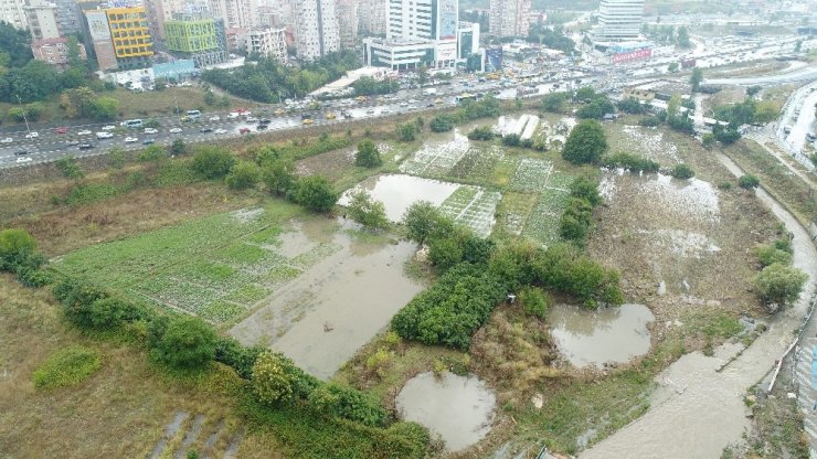 Fikirtepe’de su basan metrobüs alt geçidi havadan görüntülendi