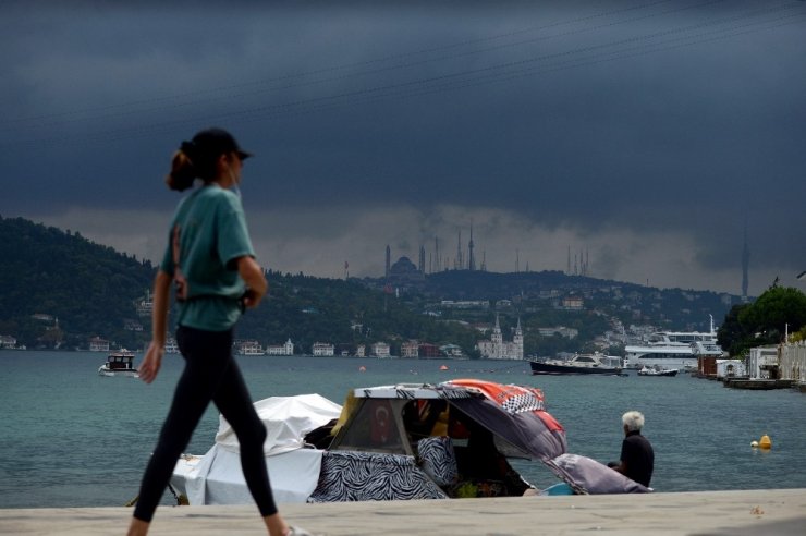 İstanbul boğazını saran kara bulutlar fotoğraf karelerine yansıdı