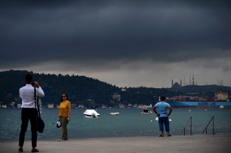 İstanbul boğazını saran kara bulutlar fotoğraf karelerine yansıdı