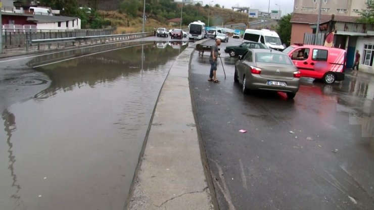 İçerenköy’de şiddetli yağış nedeniyle dükkanları su bastı