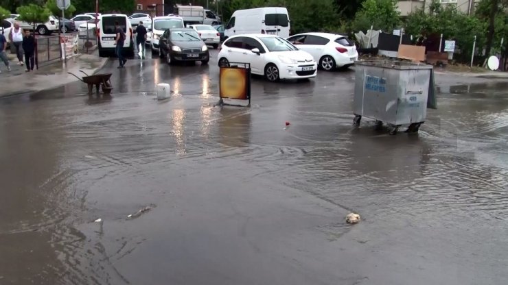 İçerenköy’de şiddetli yağış nedeniyle dükkanları su bastı