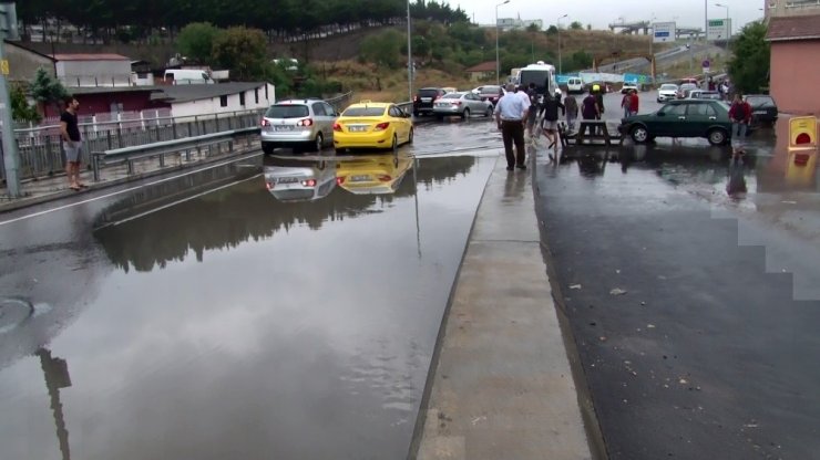 İçerenköy’de şiddetli yağış nedeniyle dükkanları su bastı