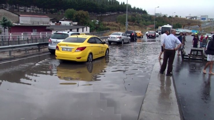 İçerenköy’de şiddetli yağış nedeniyle dükkanları su bastı