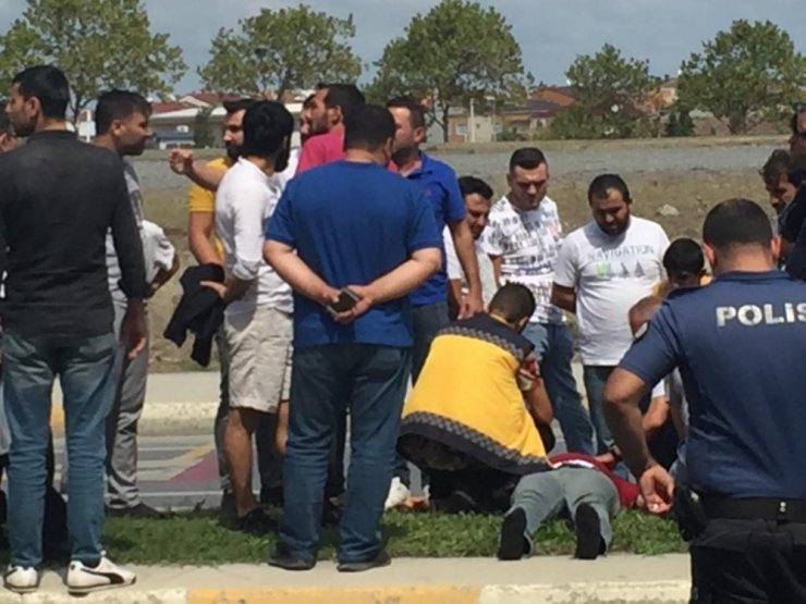 Motosikletli kurye köpekten kaçarken canından oluyordu