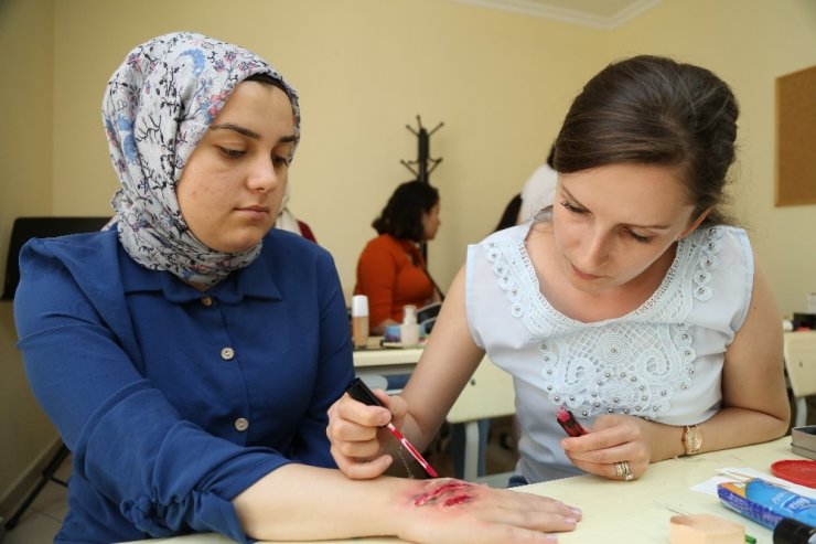 Bağcılar’da kadınlara cilt bakımı ve makyaj kursu