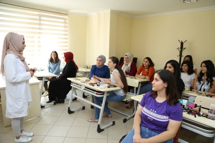Bağcılar’da kadınlara cilt bakımı ve makyaj kursu