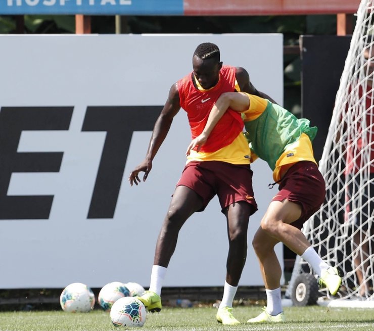 Galatasaray’da Belhanda belindeki ağrılarından dolayı antrenmanda yer almadı