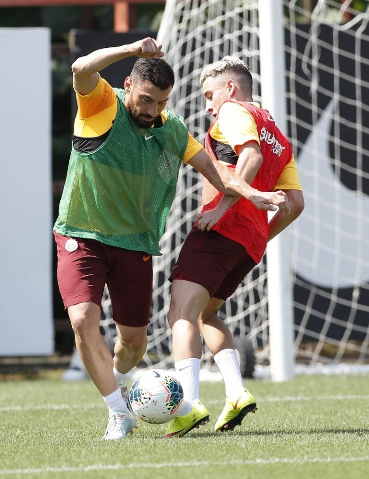 Galatasaray’da Belhanda belindeki ağrılarından dolayı antrenmanda yer almadı