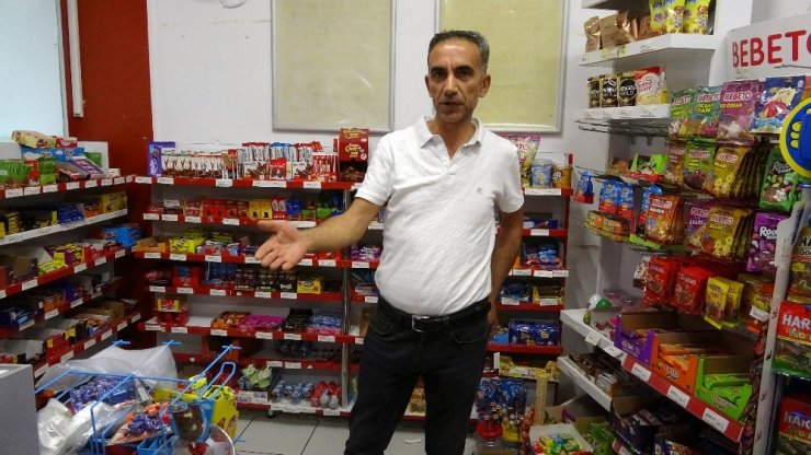 Pendik’te hırsızların kapı kilidini kırıp marketten sigara çaldığı anlar kamerada