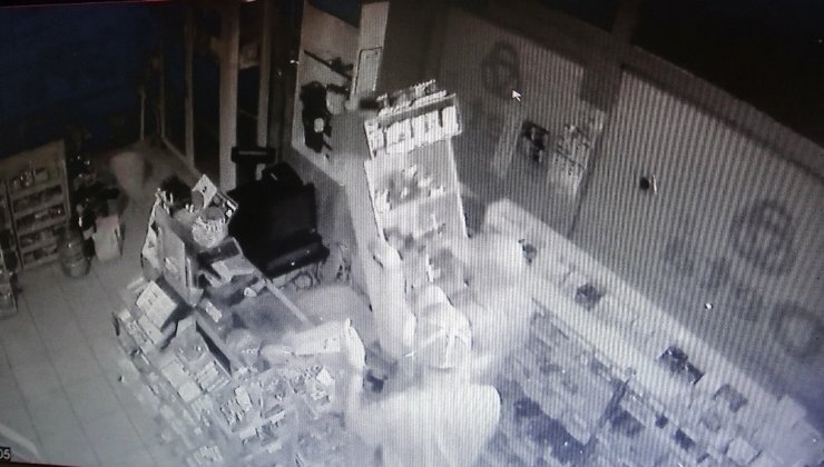 Pendik’te hırsızların kapı kilidini kırıp marketten sigara çaldığı anlar kamerada