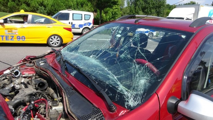 Pendik’te 4 araç birbirine girdi: 3 yaralı