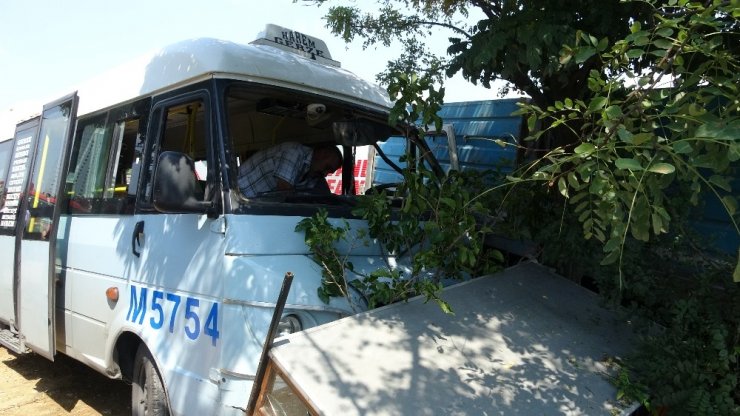 Pendik’te kamyon ile minibüs çarpıştı: 3 yaralı