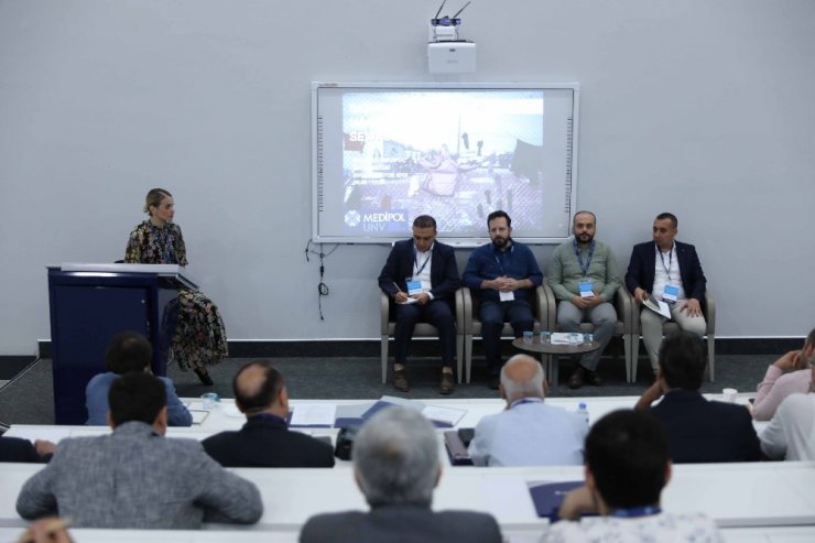 ‘Sığınmacı Hakları Sempozyumu’nda göç ve sığınmacı konusu konuşuldu