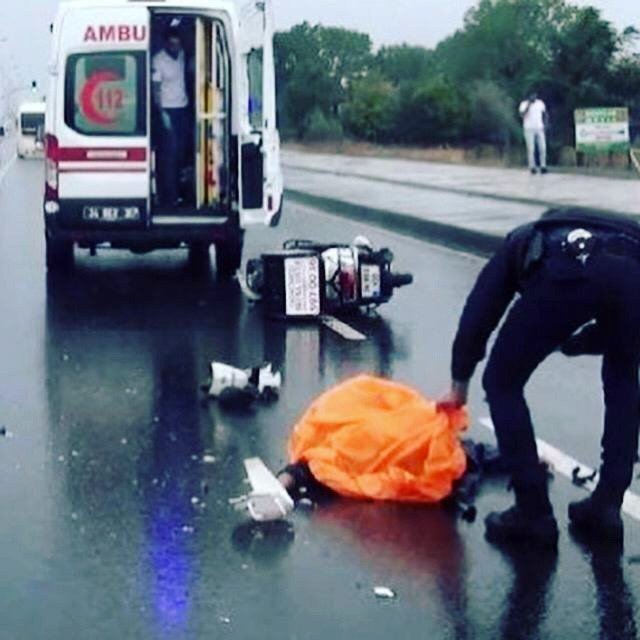 Ehliyetsiz genç motorla tır altında kalarak hayatını kaybetti