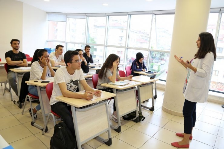 Ataşehir Belediyesi’nin ders ve etüt desteğiyle 220 aday üniversiteye yerleşti