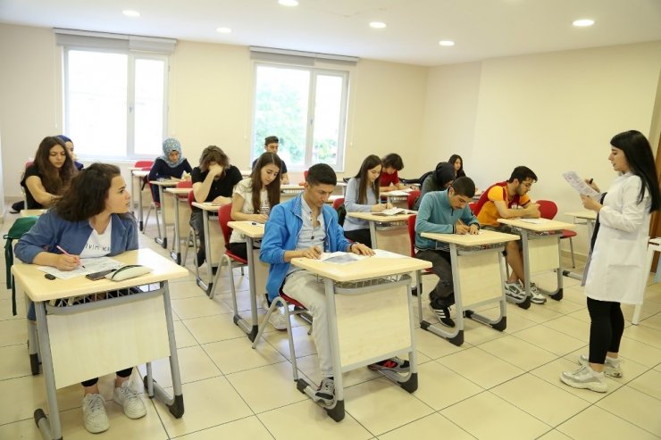 Ataşehir Belediyesi’nin ders ve etüt desteğiyle 220 aday üniversiteye yerleşti