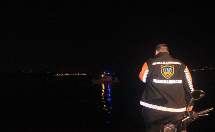 Beşiktaş’ta denize atlayan iki kişiden biri kayboldu