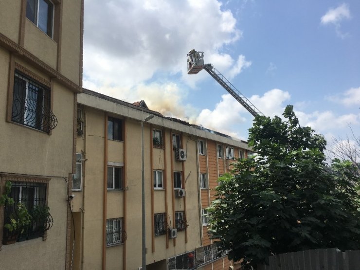 Beyoğlu’nda çatı yangını paniğe neden oldu