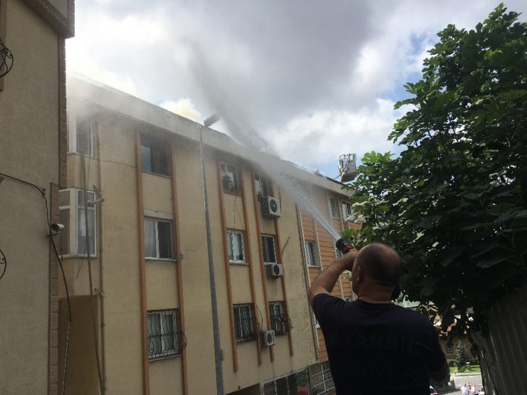 Beyoğlu’nda çatı yangını paniğe neden oldu