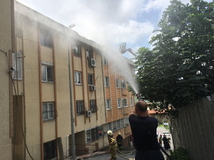 Beyoğlu’nda çatı yangını paniğe neden oldu