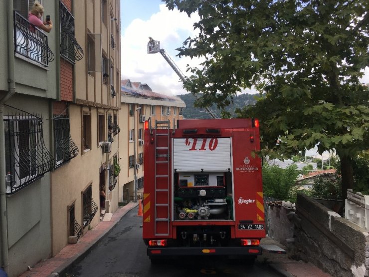 Beyoğlu’nda çatı yangını paniğe neden oldu