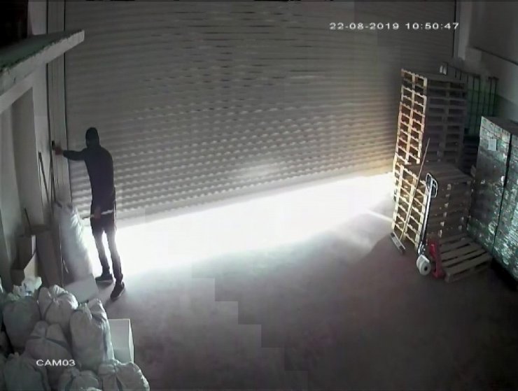 Esenyurt’ta maskeli hırsızlar kuruyemiş deposunu soydu