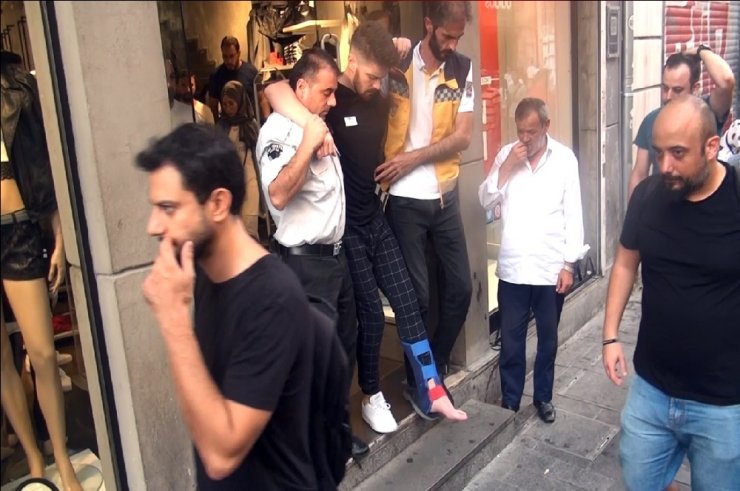 Taksim’deki bir mağazada düşen kişi bacağından yaralandı