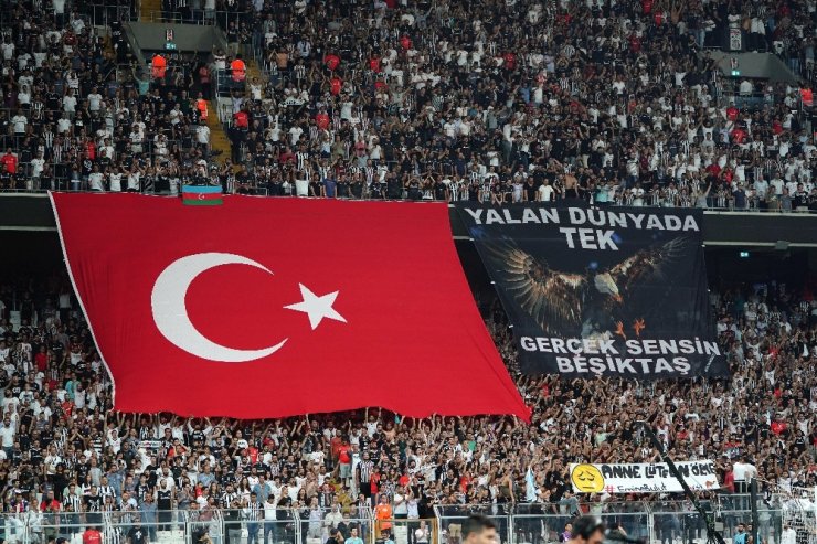 Emine Bulut için siyah pankart