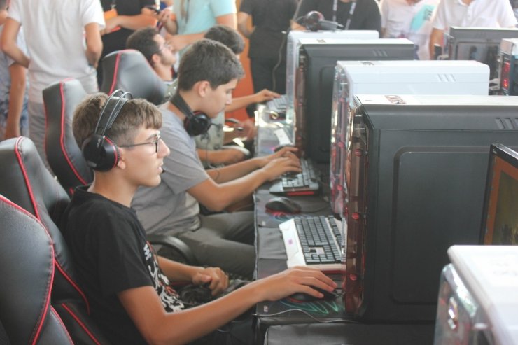 Üsküdar’da binlerce kişi E-spor festivalinde buluştu