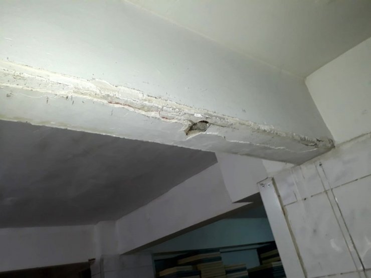 Bağcılar’da yıkılma tehlikesi bulunan bitişik iki bina boşaltıldı