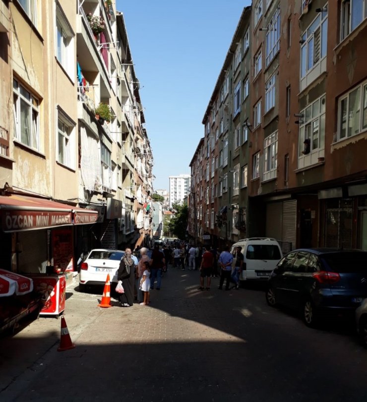 Bağcılar’da yıkılma tehlikesi bulunan bitişik iki bina boşaltıldı