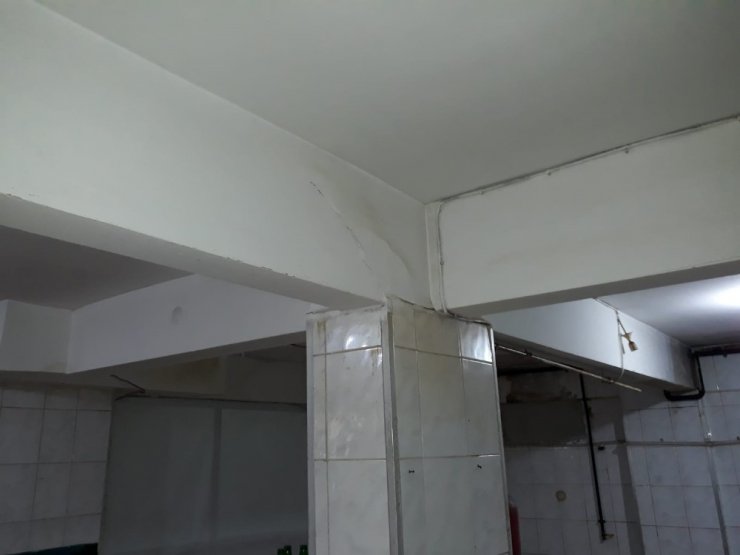 Bağcılar’da yıkılma tehlikesi bulunan bitişik iki bina boşaltıldı